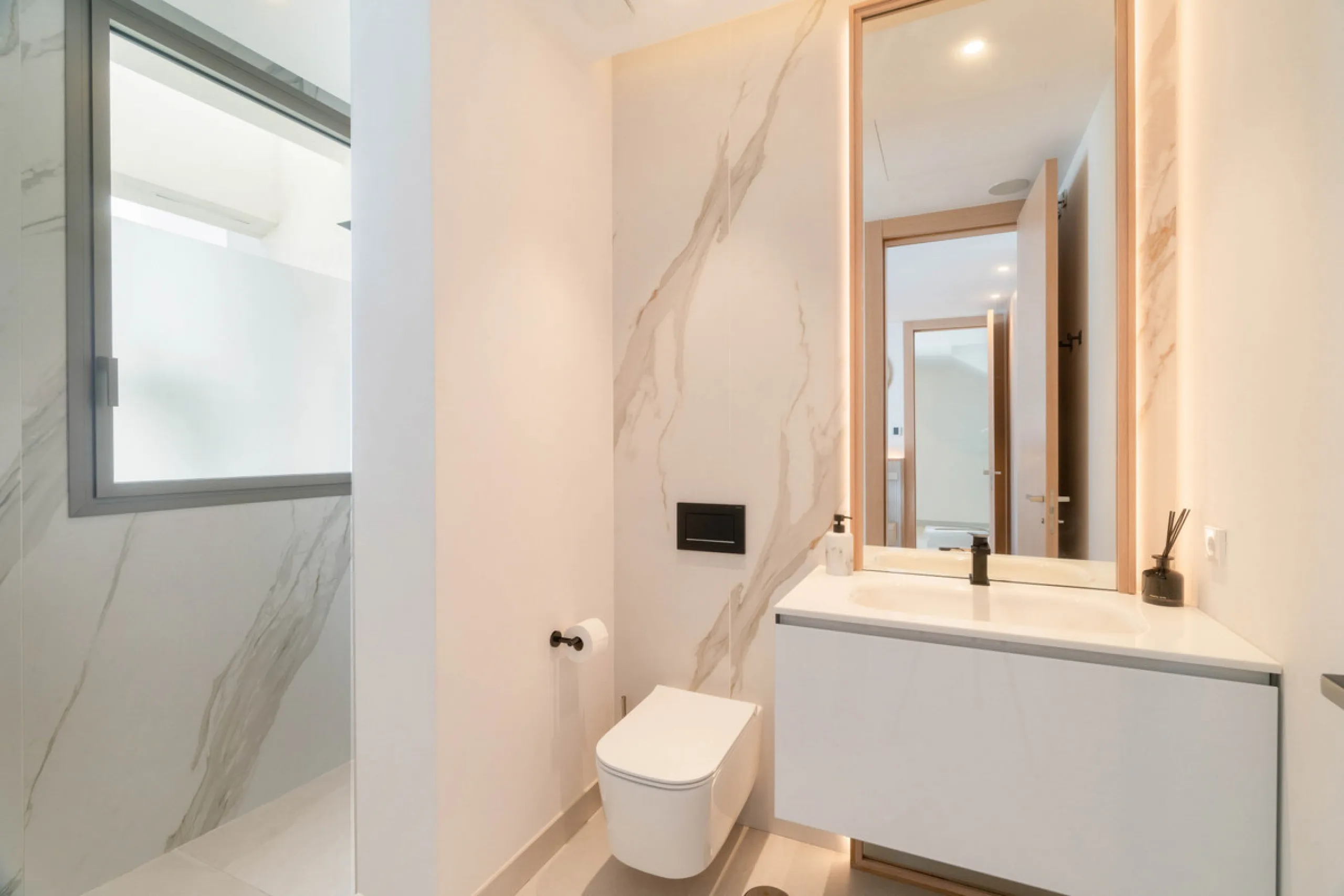 We are proud to present an exceptional contemporary villa located in the heart of Nueva Andalucía, within an exclusive gated community renowned for having one of the most advanced security systems in the area, ensuring a truly private and secure living en