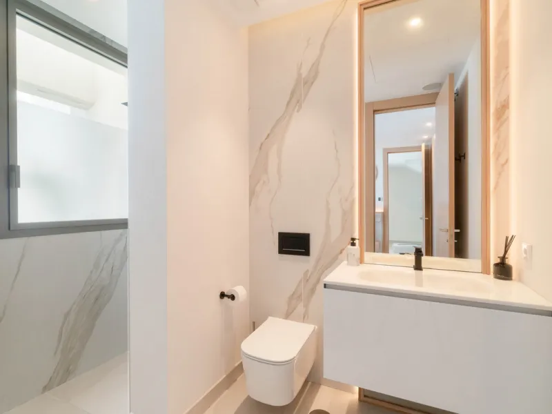 We are proud to present an exceptional contemporary villa located in the heart of Nueva Andalucía, within an exclusive gated community renowned for having one of the most advanced security systems in the area, ensuring a truly private and secure living en