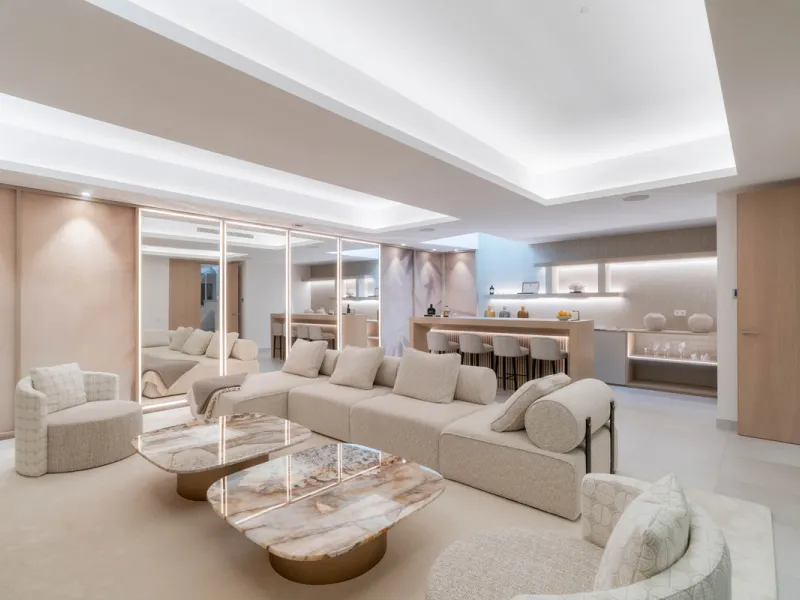 We are proud to present an exceptional contemporary villa located in the heart of Nueva Andalucía, within an exclusive gated community renowned for having one of the most advanced security systems in the area, ensuring a truly private and secure living en