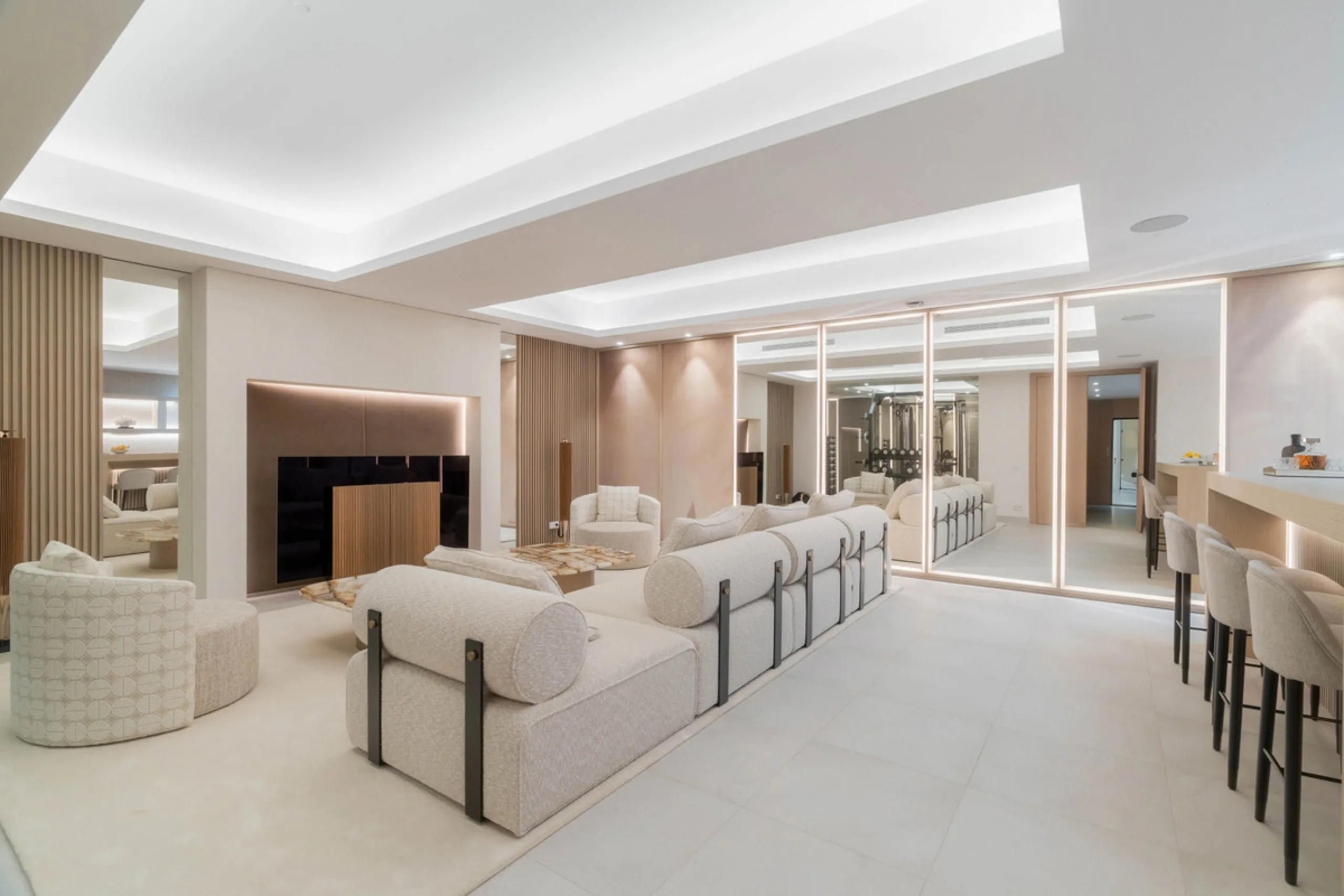 We are proud to present an exceptional contemporary villa located in the heart of Nueva Andalucía, within an exclusive gated community renowned for having one of the most advanced security systems in the area, ensuring a truly private and secure living en