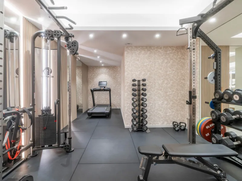 We are proud to present an exceptional contemporary villa located in the heart of Nueva Andalucía, within an exclusive gated community renowned for having one of the most advanced security systems in the area, ensuring a truly private and secure living en