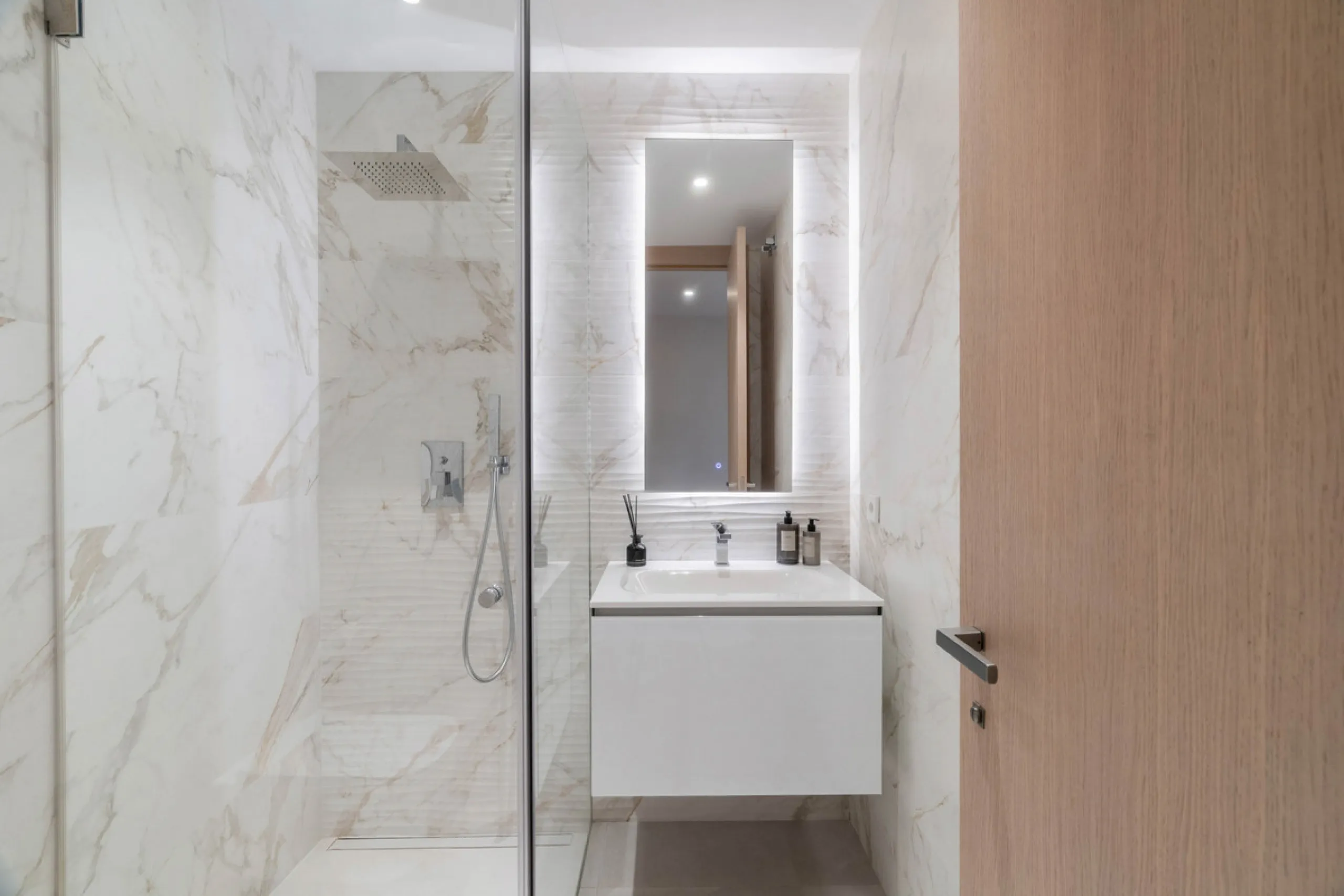 We are proud to present an exceptional contemporary villa located in the heart of Nueva Andalucía, within an exclusive gated community renowned for having one of the most advanced security systems in the area, ensuring a truly private and secure living en