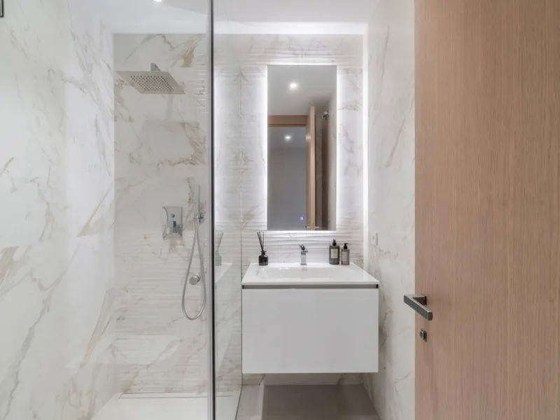 We are proud to present an exceptional contemporary villa located in the heart of Nueva Andalucía, within an exclusive gated community renowned for having one of the most advanced security systems in the area, ensuring a truly private and secure living en