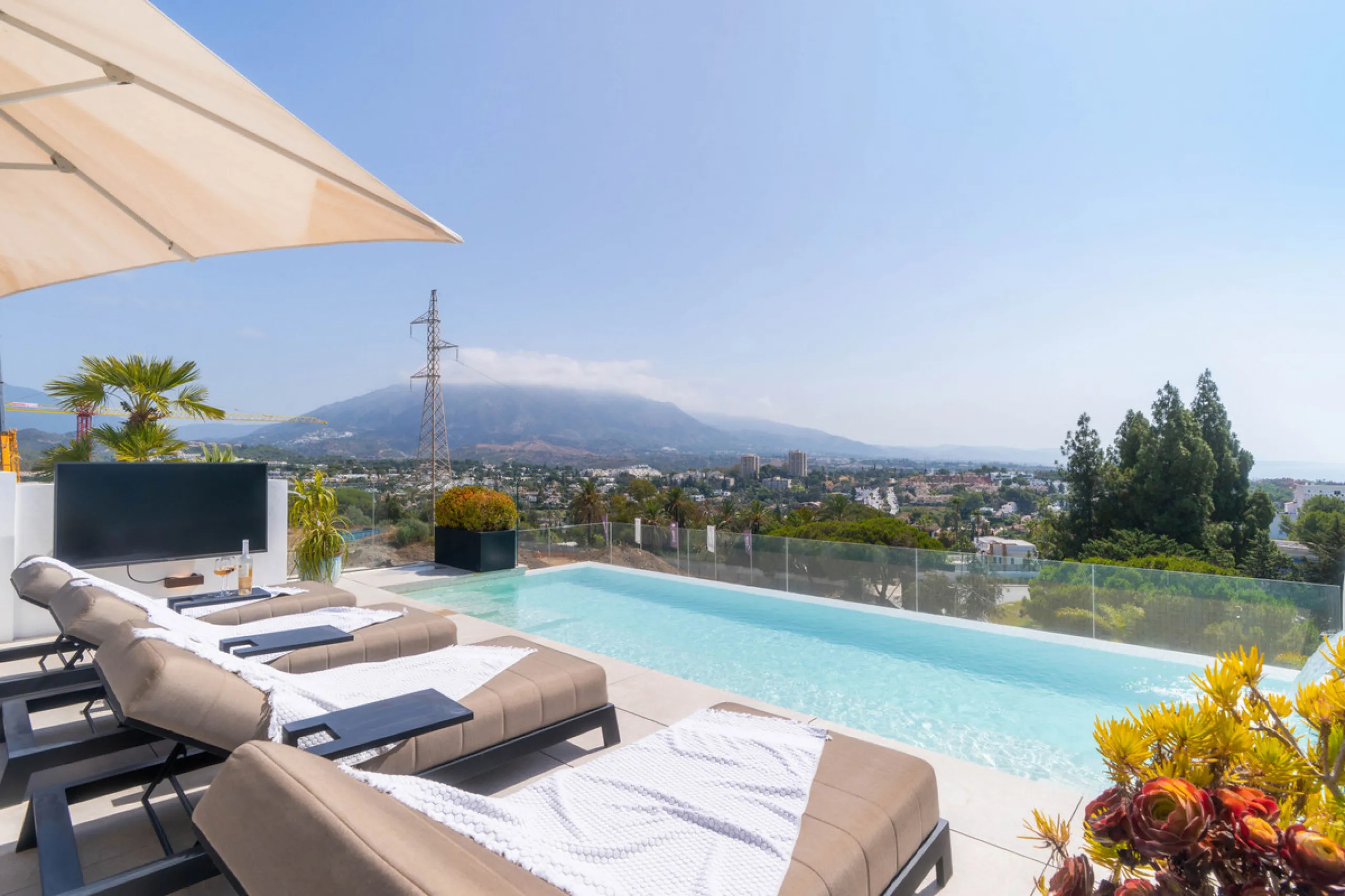We are proud to present an exceptional contemporary villa located in the heart of Nueva Andalucía, within an exclusive gated community renowned for having one of the most advanced security systems in the area, ensuring a truly private and secure living en