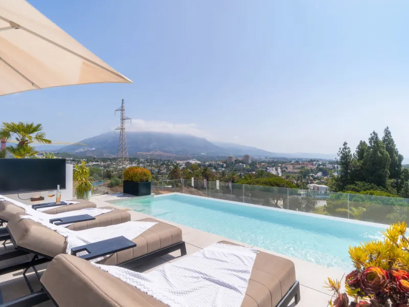 We are proud to present an exceptional contemporary villa located in the heart of Nueva Andalucía, within an exclusive gated community renowned for having one of the most advanced security systems in the area, ensuring a truly private and secure living en