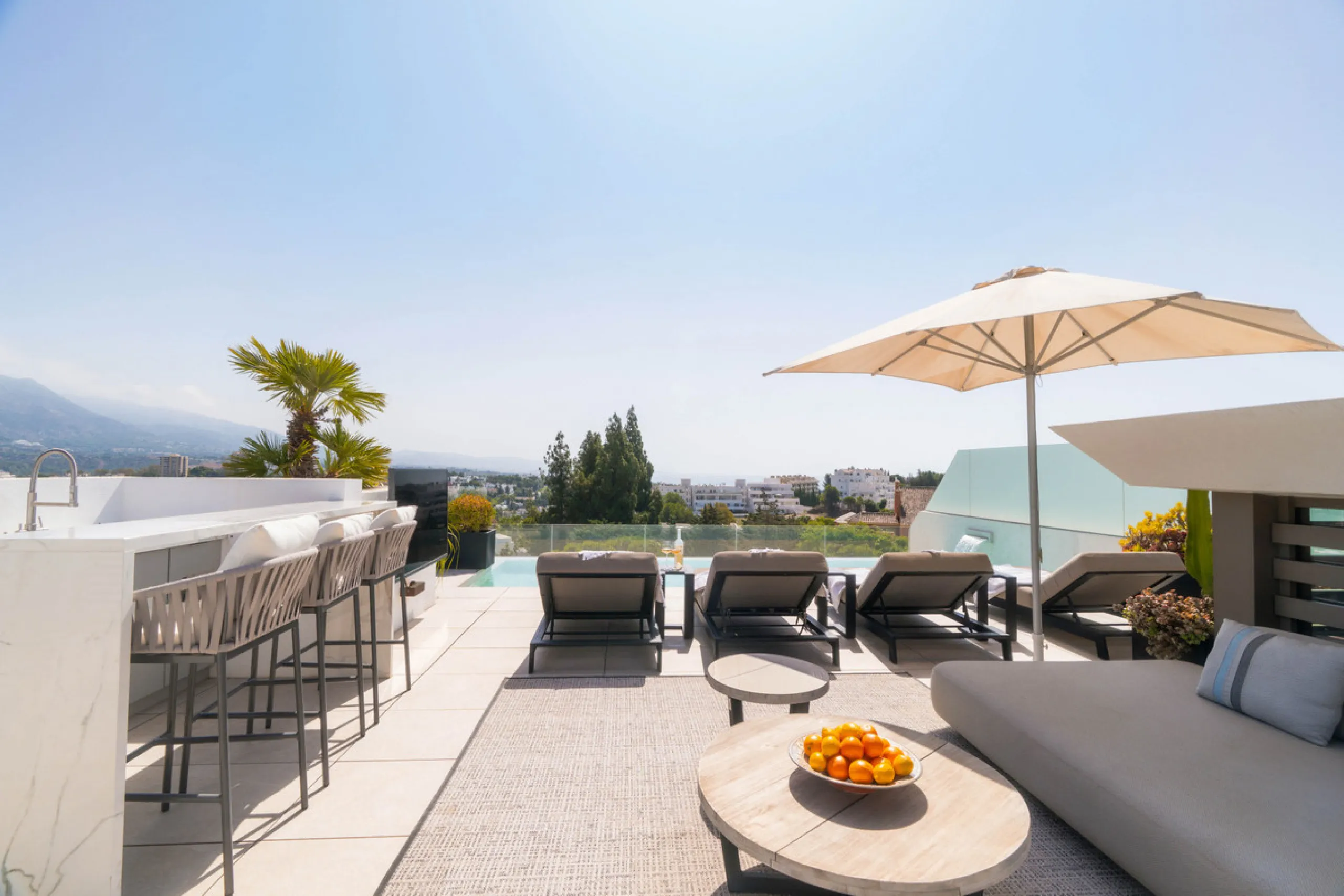 We are proud to present an exceptional contemporary villa located in the heart of Nueva Andalucía, within an exclusive gated community renowned for having one of the most advanced security systems in the area, ensuring a truly private and secure living en