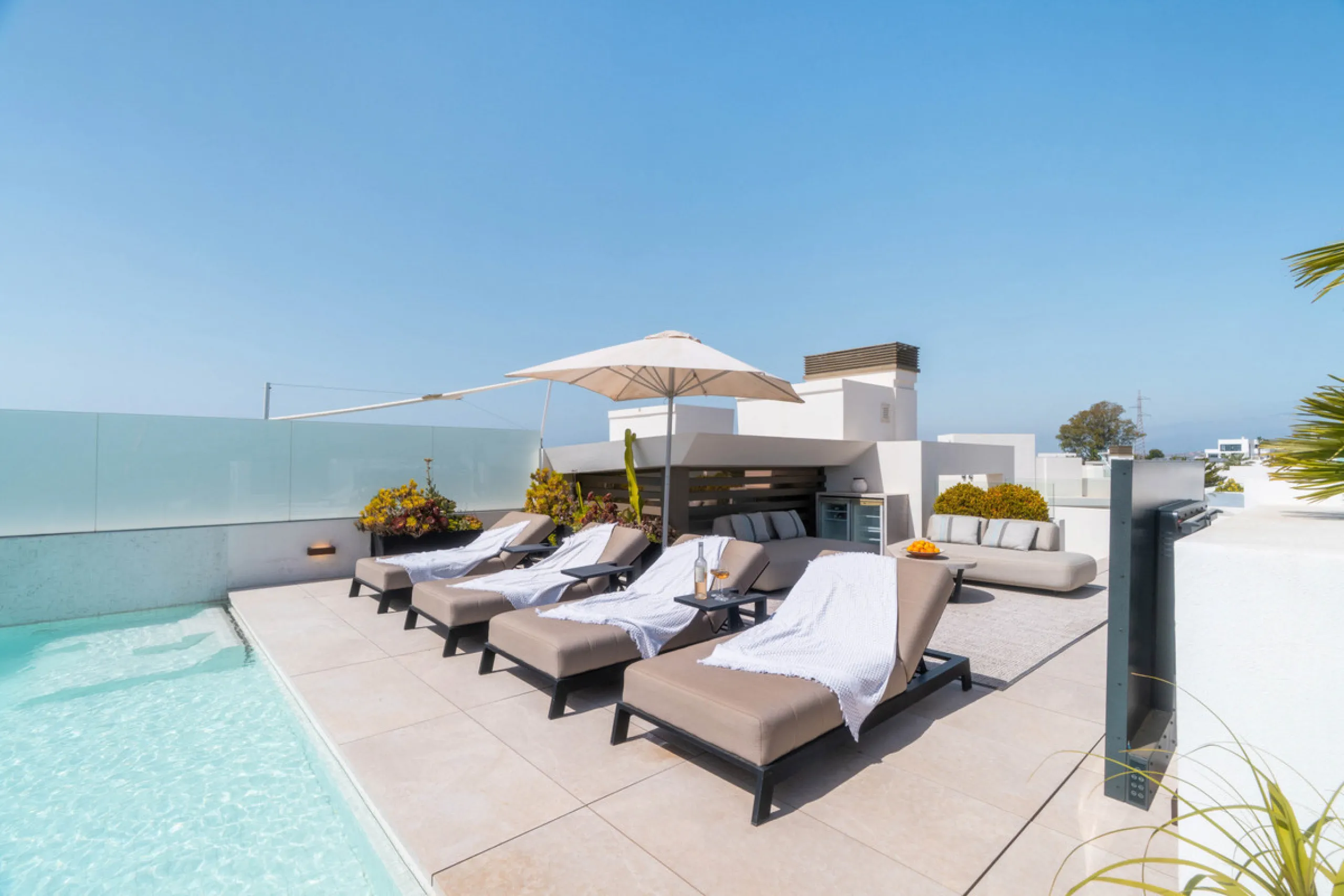 We are proud to present an exceptional contemporary villa located in the heart of Nueva Andalucía, within an exclusive gated community renowned for having one of the most advanced security systems in the area, ensuring a truly private and secure living en