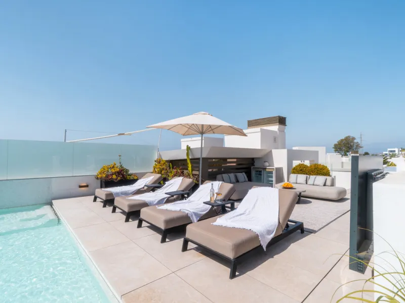 We are proud to present an exceptional contemporary villa located in the heart of Nueva Andalucía, within an exclusive gated community renowned for having one of the most advanced security systems in the area, ensuring a truly private and secure living en