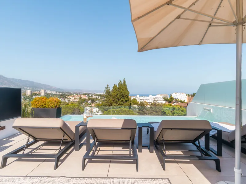 We are proud to present an exceptional contemporary villa located in the heart of Nueva Andalucía, within an exclusive gated community renowned for having one of the most advanced security systems in the area, ensuring a truly private and secure living en