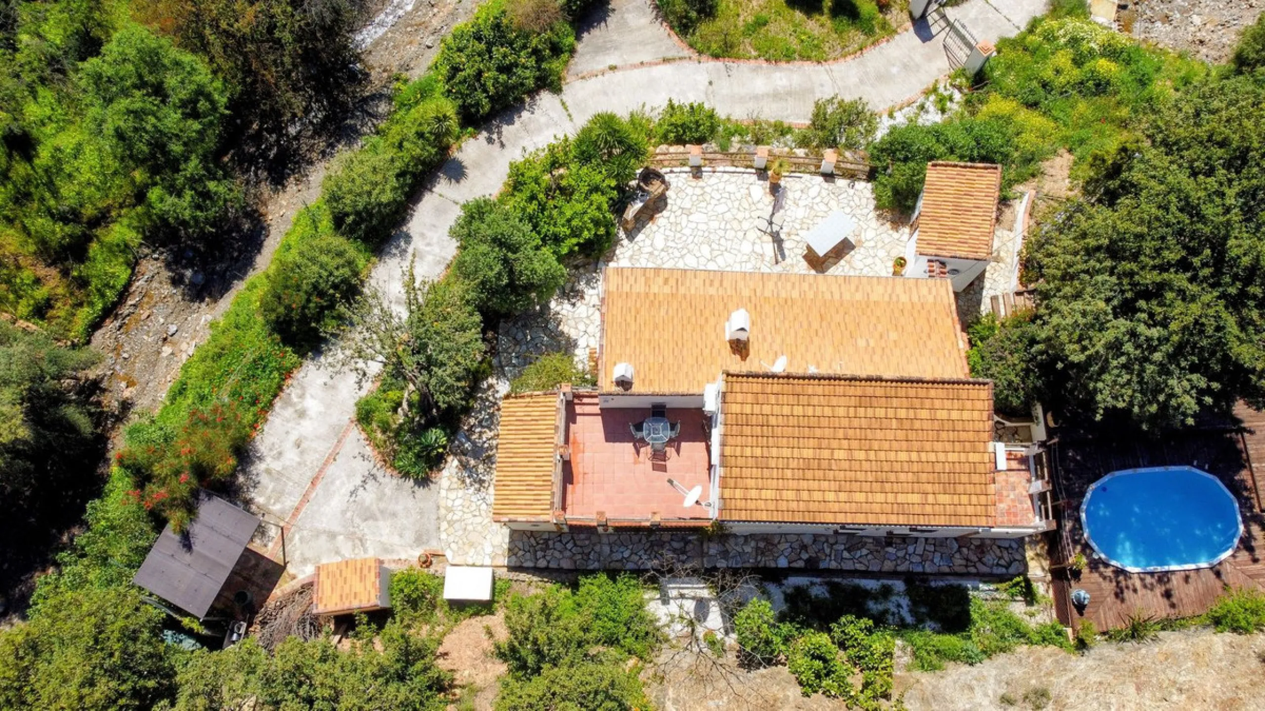 This charming property features a spacious 3-bedroom, 1-bathroom house with two levels, located in the peaceful Barranco del Sol neighborhood. only 25 min drive to Malaga