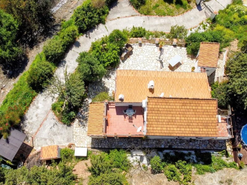 This charming property features a spacious 3-bedroom, 1-bathroom house with two levels, located in the peaceful Barranco del Sol neighborhood. only 25 min drive to Malaga