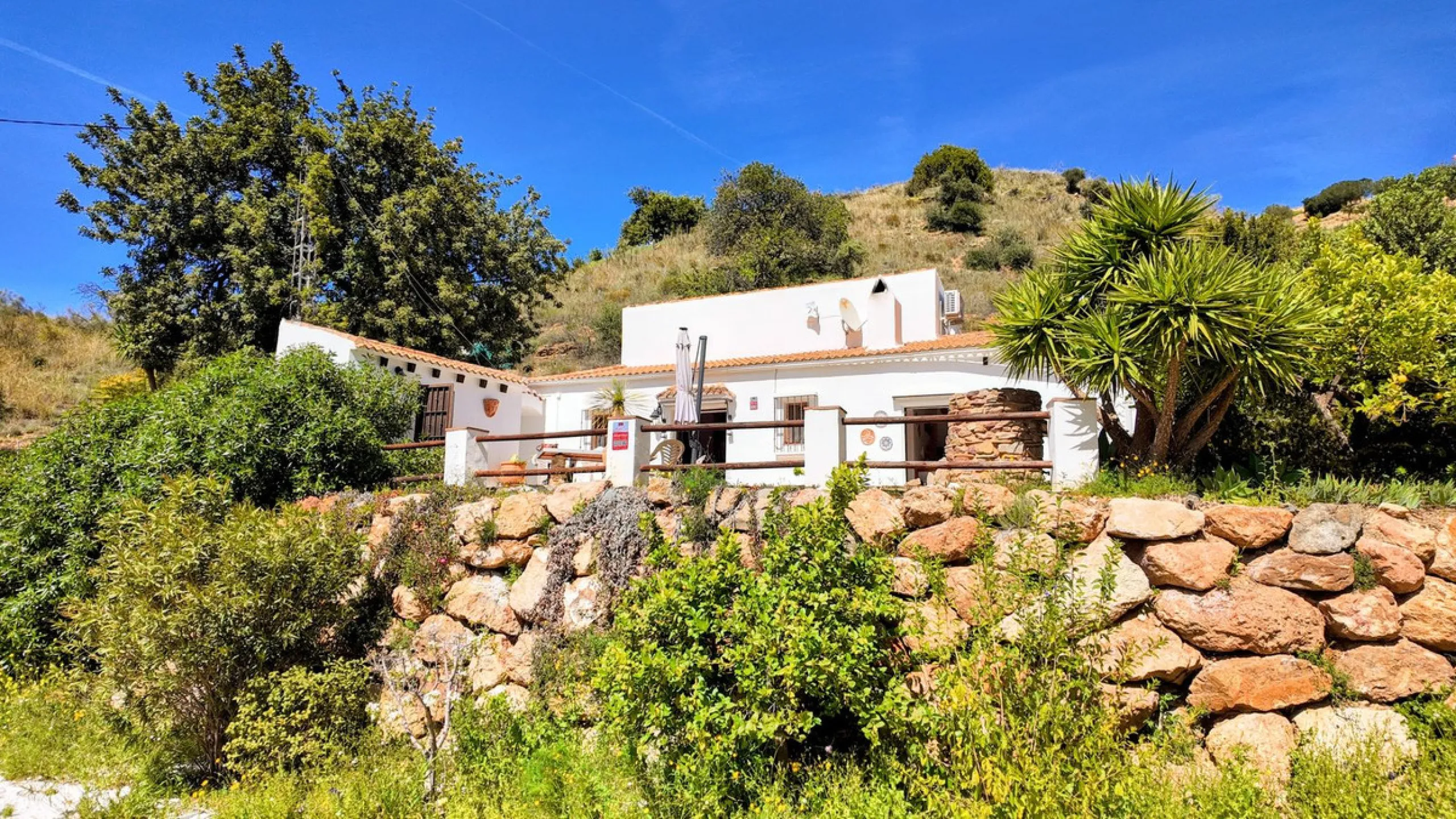 This charming property features a spacious 3-bedroom, 1-bathroom house with two levels, located in the peaceful Barranco del Sol neighborhood. only 25 min drive to Malaga