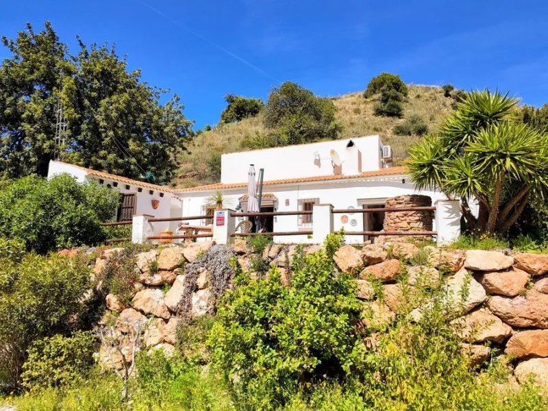 This charming property features a spacious 3-bedroom, 1-bathroom house with two levels, located in the peaceful Barranco del Sol neighborhood. only 25 min drive to Malaga