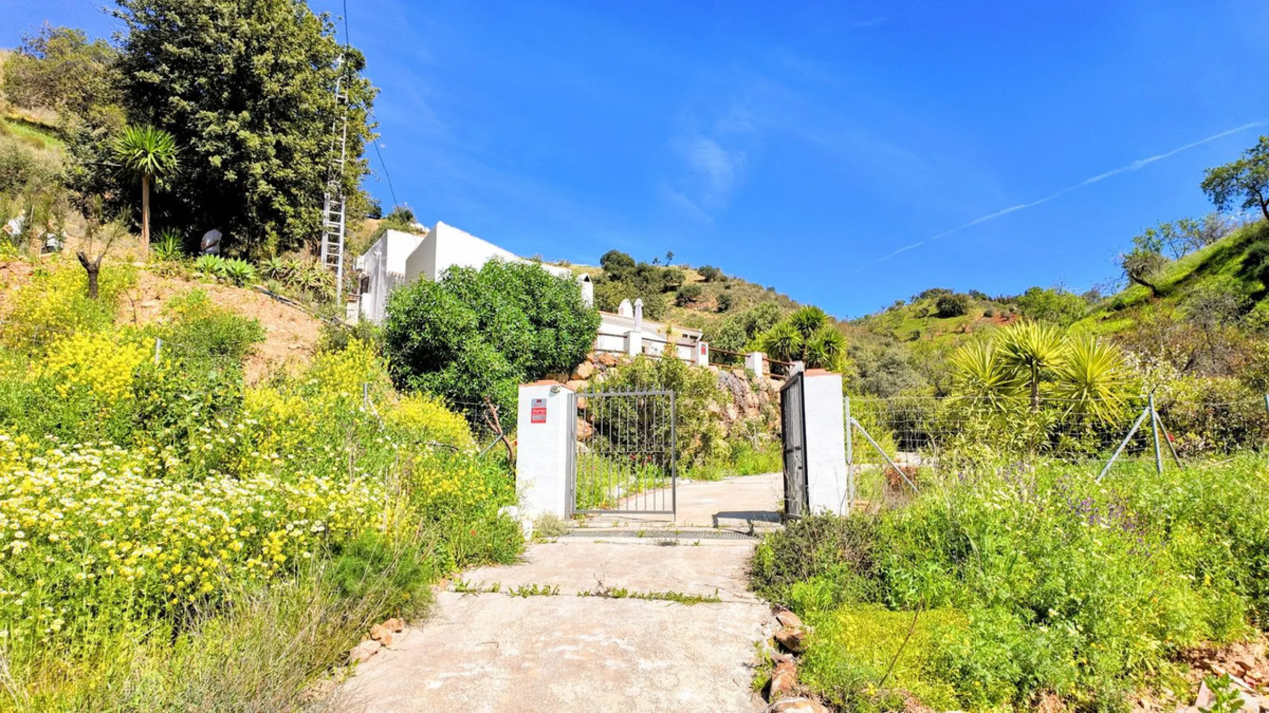 This charming property features a spacious 3-bedroom, 1-bathroom house with two levels, located in the peaceful Barranco del Sol neighborhood. only 25 min drive to Malaga