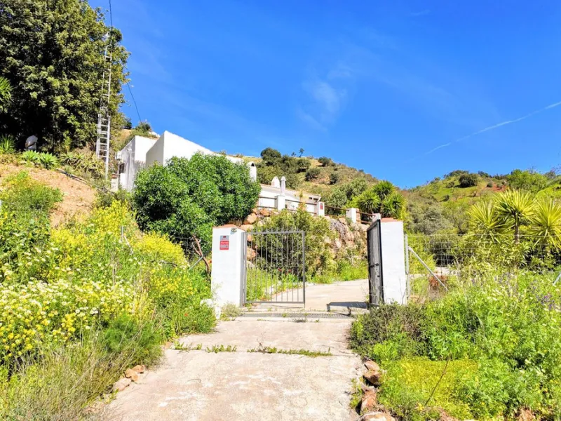 This charming property features a spacious 3-bedroom, 1-bathroom house with two levels, located in the peaceful Barranco del Sol neighborhood. only 25 min drive to Malaga