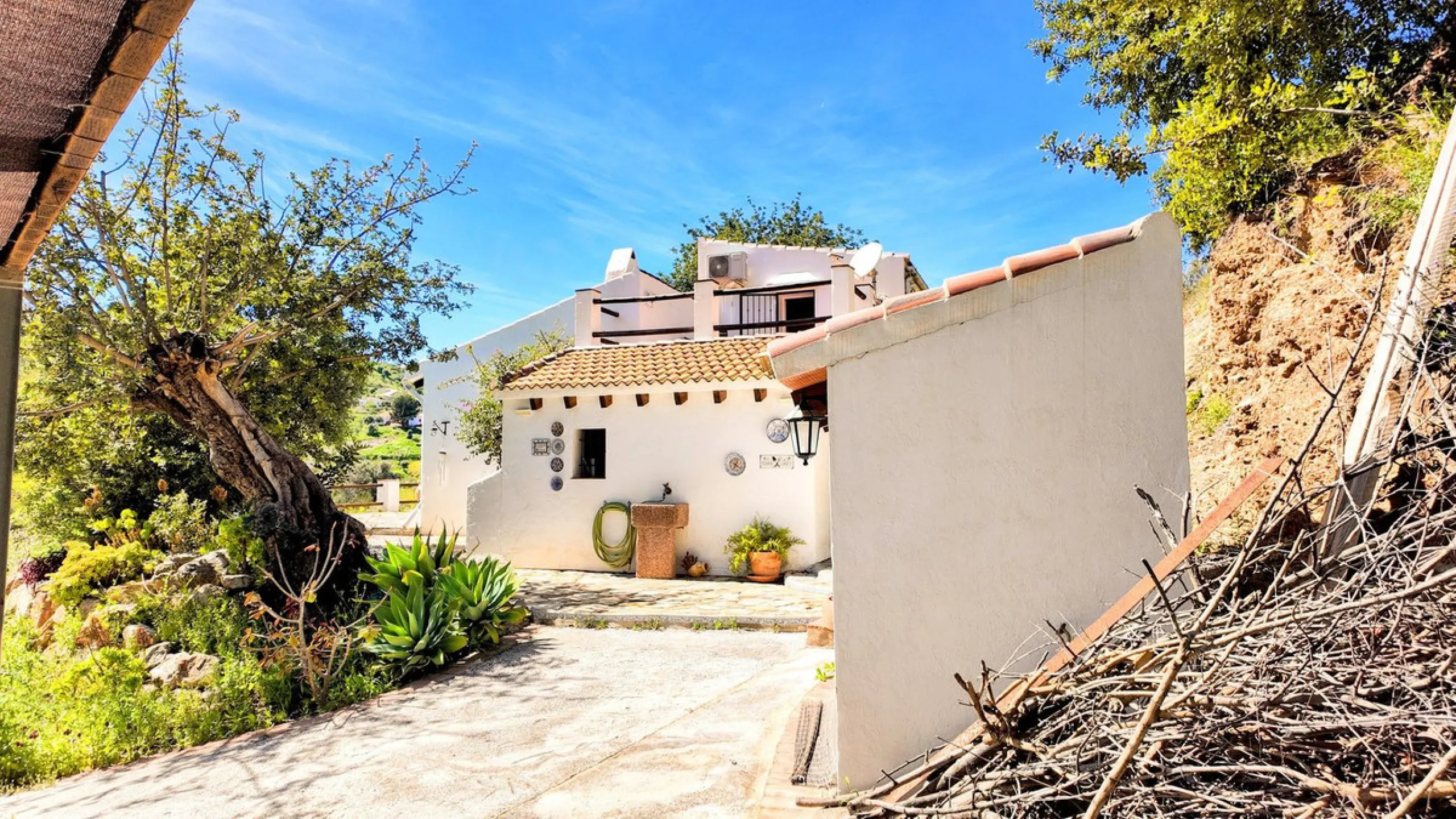 This charming property features a spacious 3-bedroom, 1-bathroom house with two levels, located in the peaceful Barranco del Sol neighborhood. only 25 min drive to Malaga