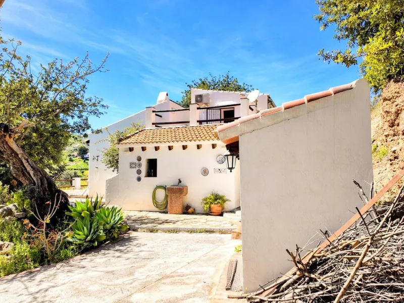 This charming property features a spacious 3-bedroom, 1-bathroom house with two levels, located in the peaceful Barranco del Sol neighborhood. only 25 min drive to Malaga