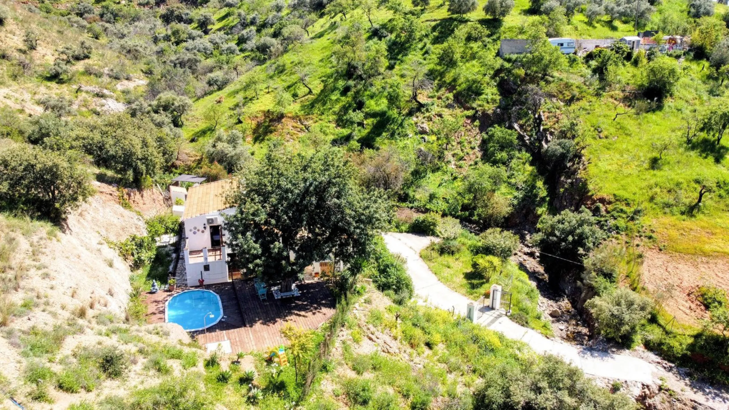 This charming property features a spacious 3-bedroom, 1-bathroom house with two levels, located in the peaceful Barranco del Sol neighborhood. only 25 min drive to Malaga