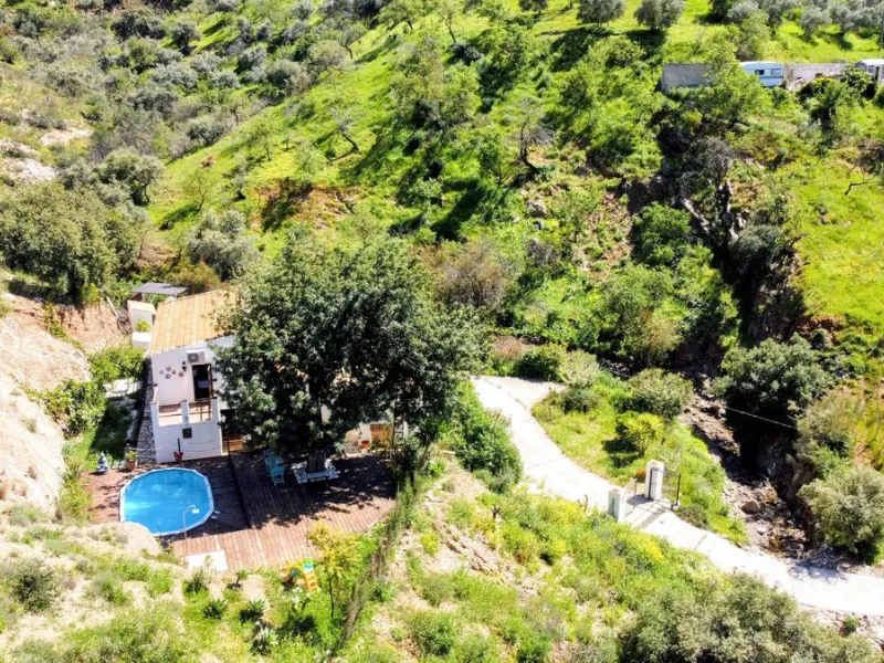 This charming property features a spacious 3-bedroom, 1-bathroom house with two levels, located in the peaceful Barranco del Sol neighborhood. only 25 min drive to Malaga