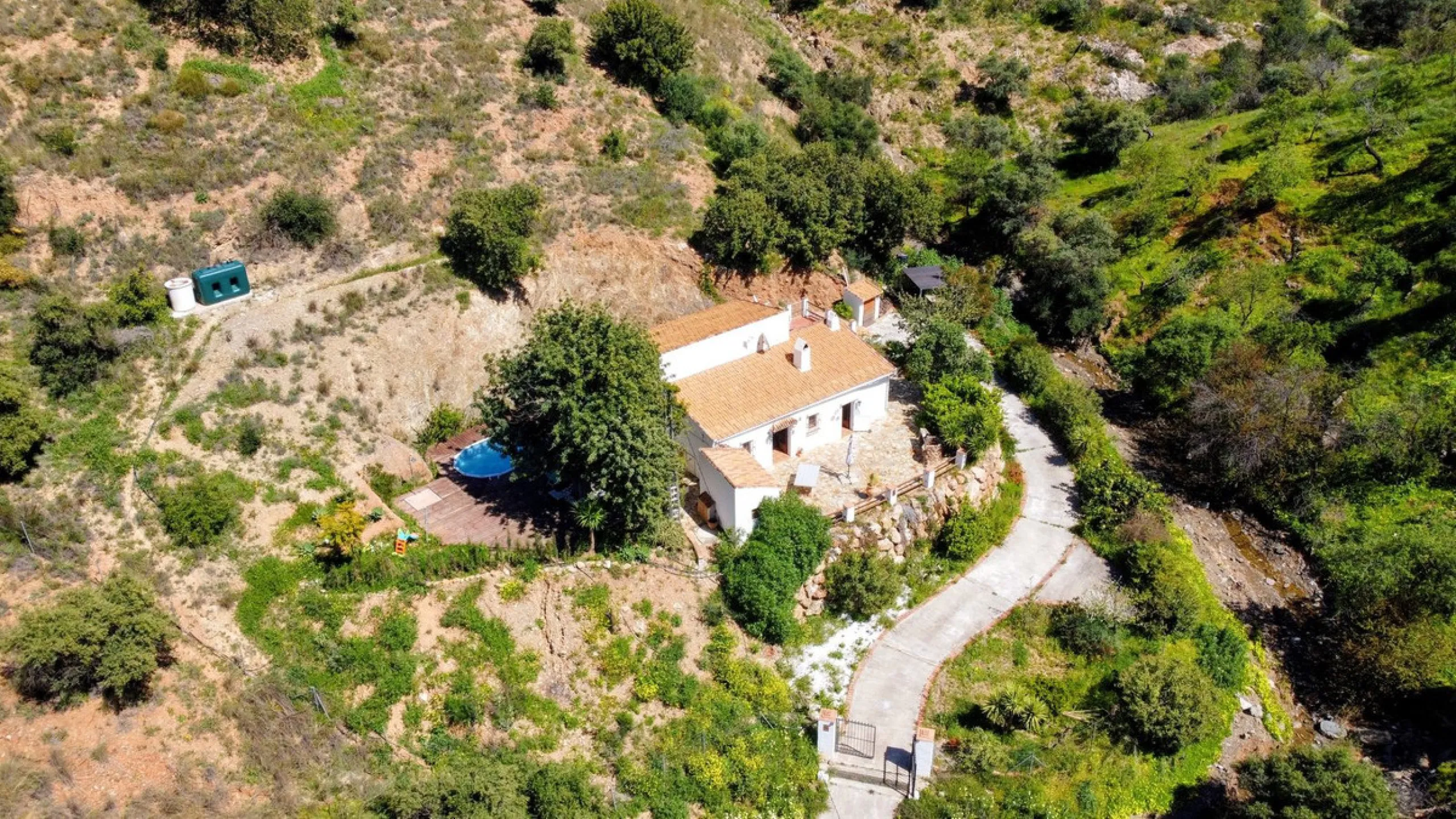 This charming property features a spacious 3-bedroom, 1-bathroom house with two levels, located in the peaceful Barranco del Sol neighborhood. only 25 min drive to Malaga