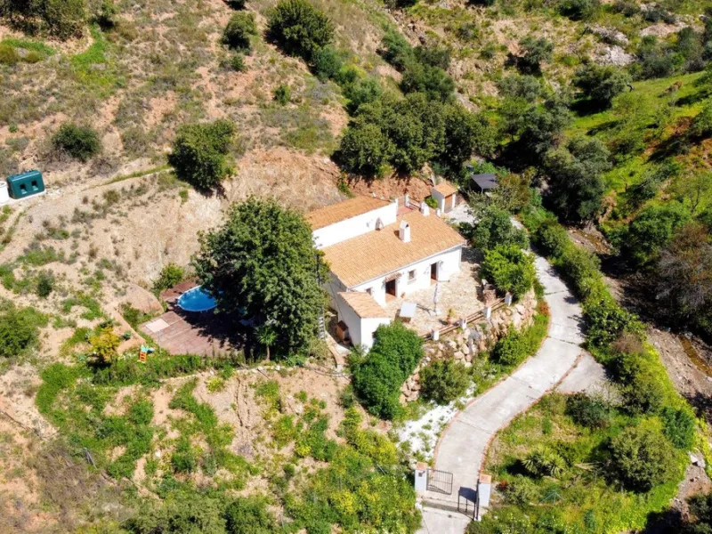 This charming property features a spacious 3-bedroom, 1-bathroom house with two levels, located in the peaceful Barranco del Sol neighborhood. only 25 min drive to Malaga
