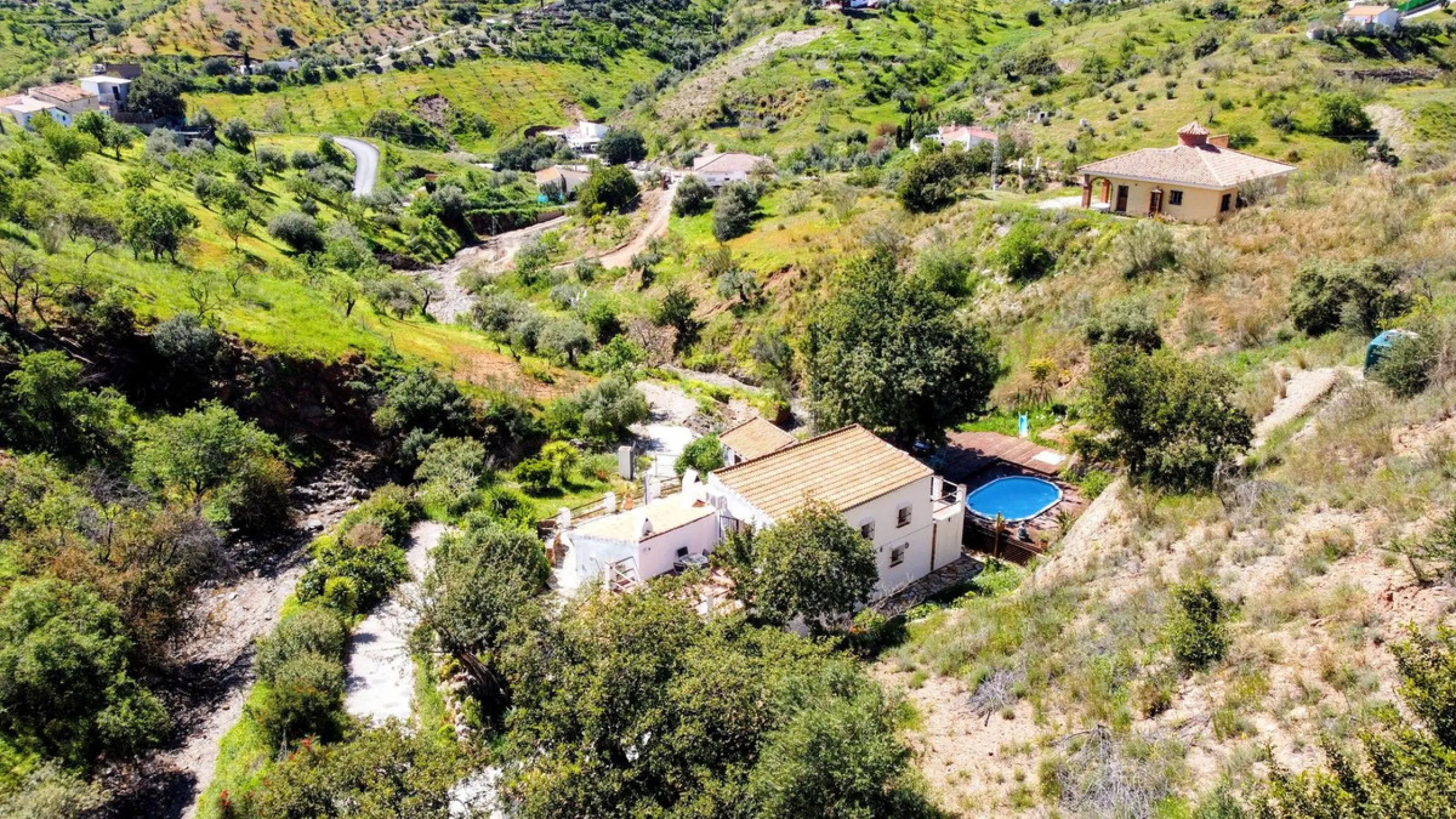 This charming property features a spacious 3-bedroom, 1-bathroom house with two levels, located in the peaceful Barranco del Sol neighborhood. only 25 min drive to Malaga