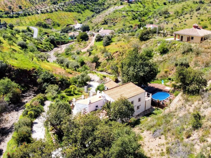 This charming property features a spacious 3-bedroom, 1-bathroom house with two levels, located in the peaceful Barranco del Sol neighborhood. only 25 min drive to Malaga