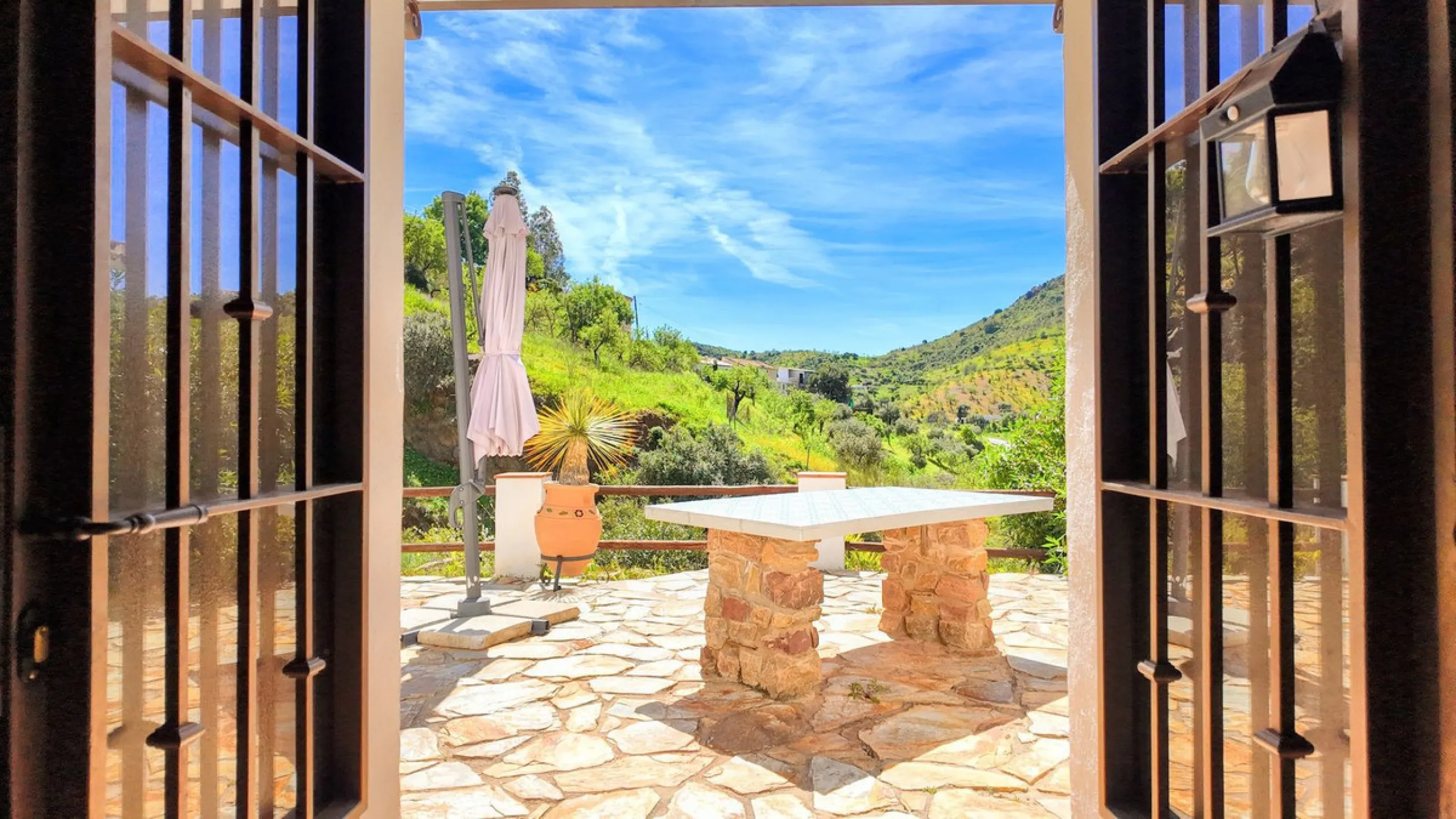 This charming property features a spacious 3-bedroom, 1-bathroom house with two levels, located in the peaceful Barranco del Sol neighborhood. only 25 min drive to Malaga
