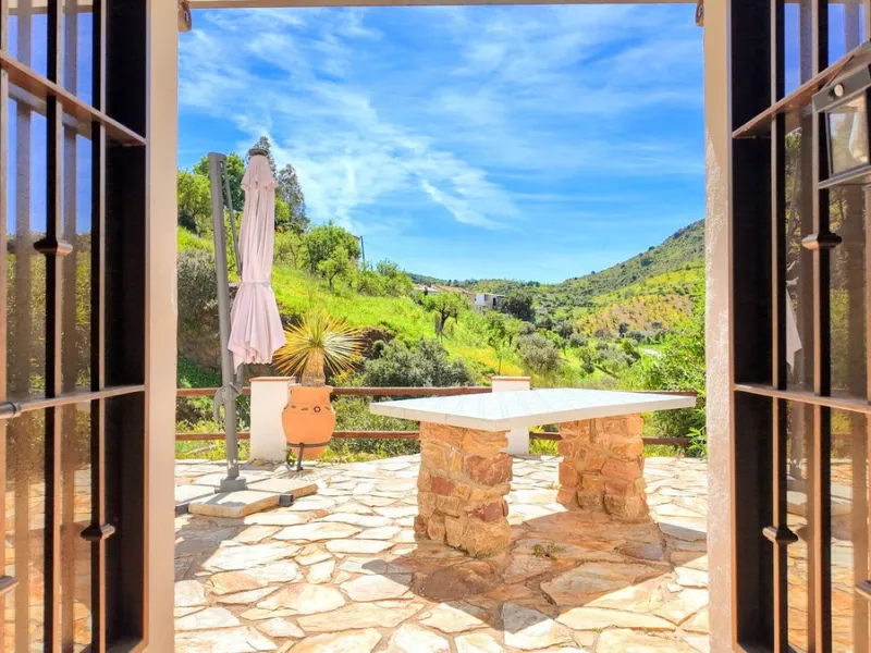 This charming property features a spacious 3-bedroom, 1-bathroom house with two levels, located in the peaceful Barranco del Sol neighborhood. only 25 min drive to Malaga