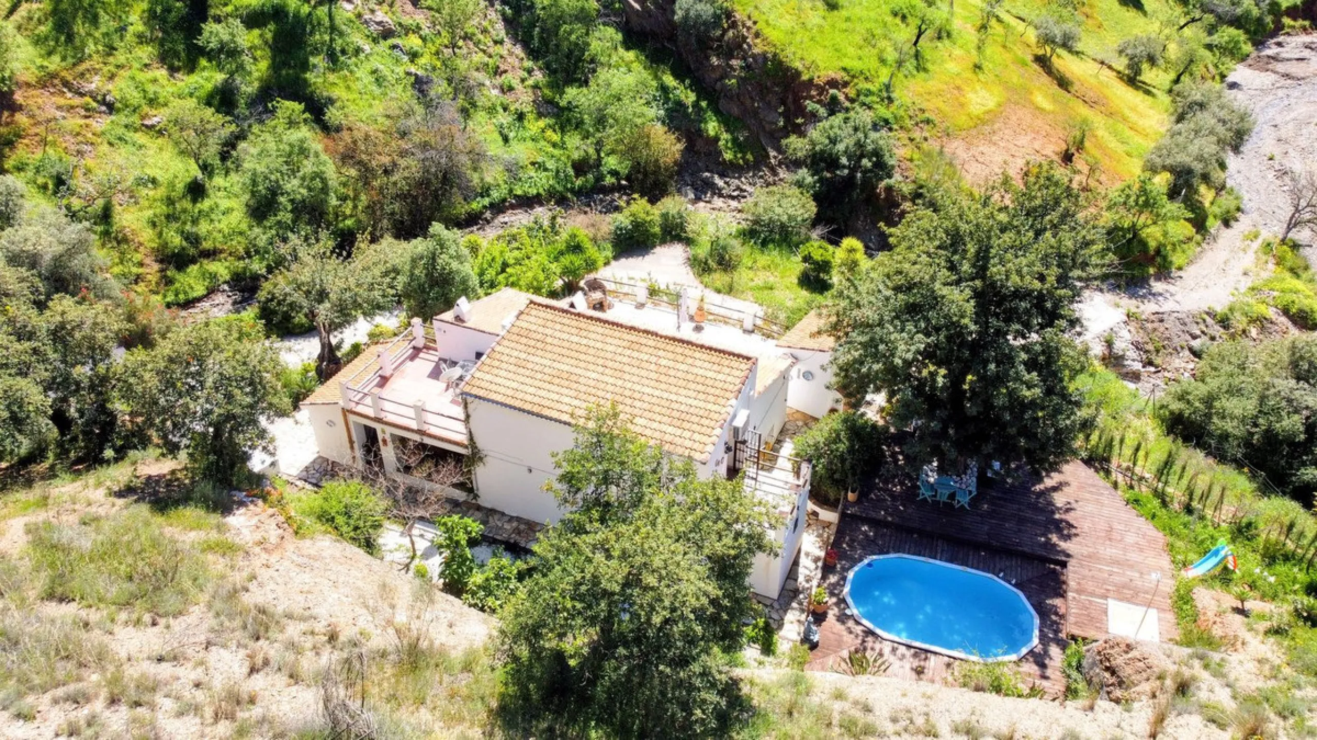 This charming property features a spacious 3-bedroom, 1-bathroom house with two levels, located in the peaceful Barranco del Sol neighborhood. only 25 min drive to Malaga
