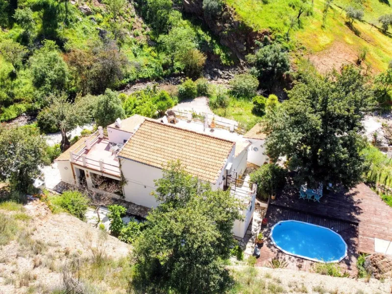 This charming property features a spacious 3-bedroom, 1-bathroom house with two levels, located in the peaceful Barranco del Sol neighborhood. only 25 min drive to Malaga