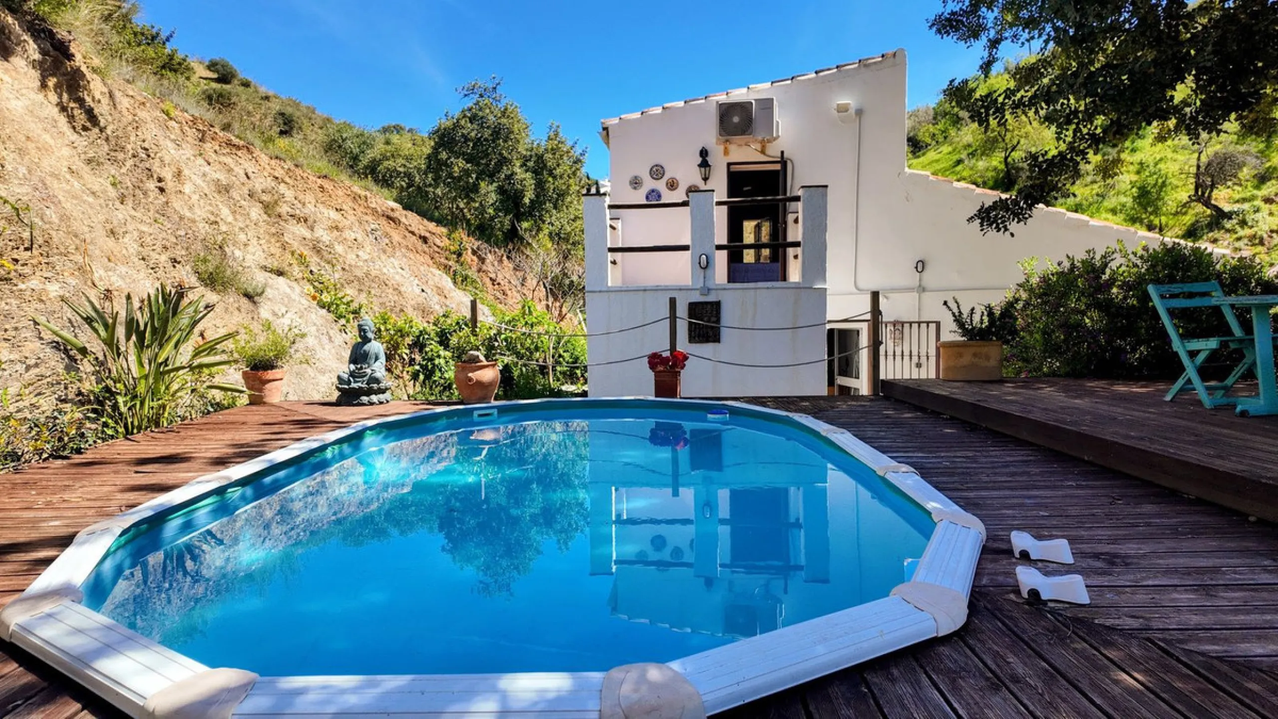 This charming property features a spacious 3-bedroom, 1-bathroom house with two levels, located in the peaceful Barranco del Sol neighborhood. only 25 min drive to Malaga