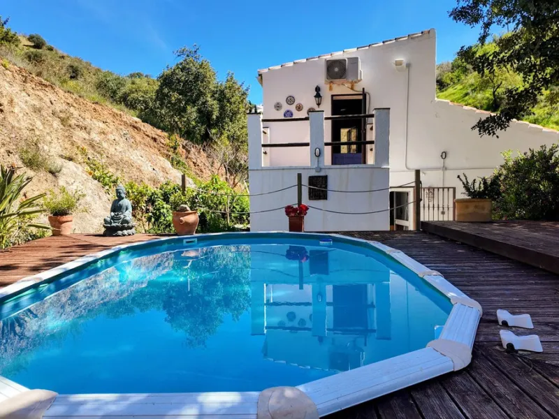 This charming property features a spacious 3-bedroom, 1-bathroom house with two levels, located in the peaceful Barranco del Sol neighborhood. only 25 min drive to Malaga