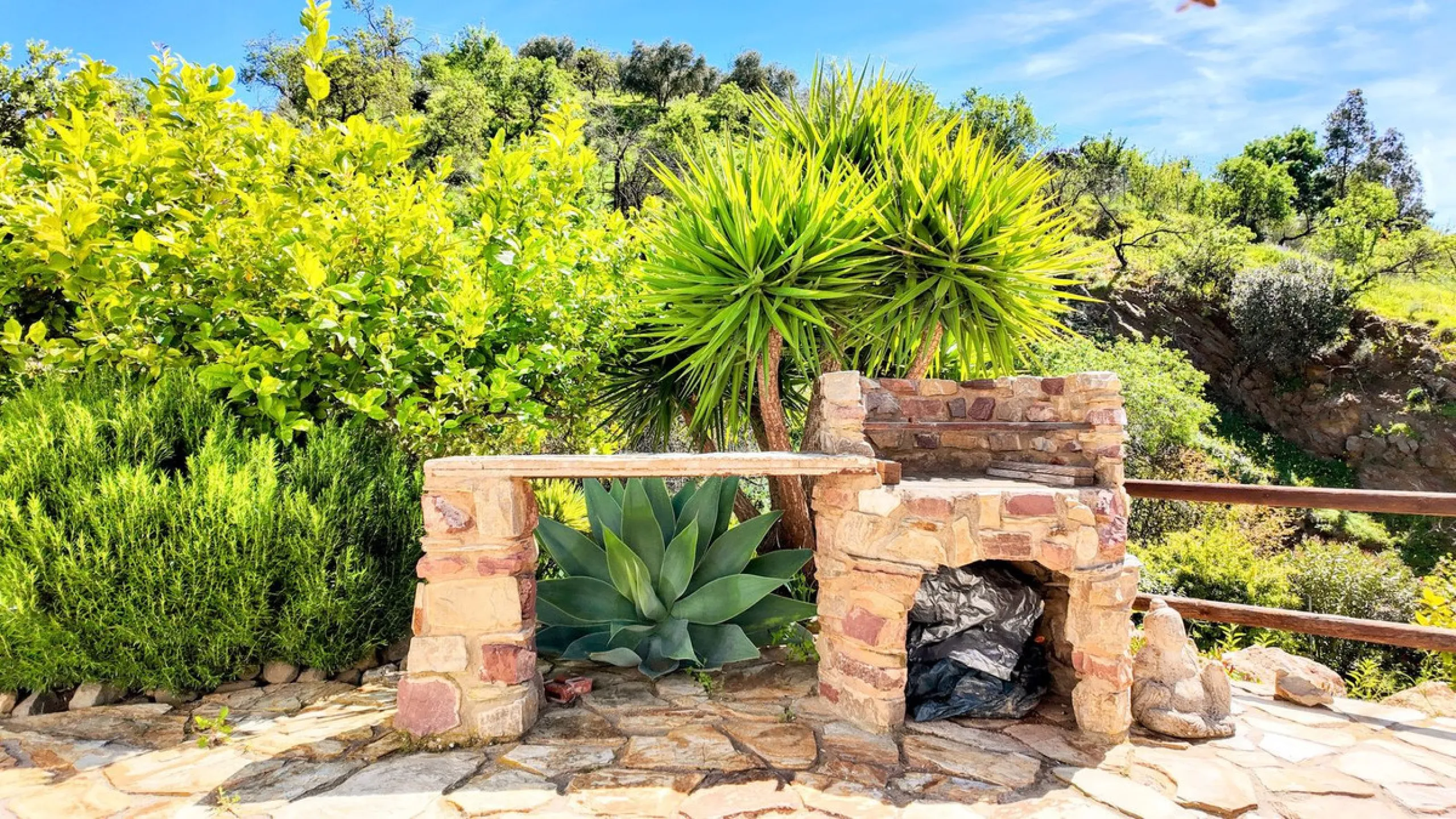 This charming property features a spacious 3-bedroom, 1-bathroom house with two levels, located in the peaceful Barranco del Sol neighborhood. only 25 min drive to Malaga