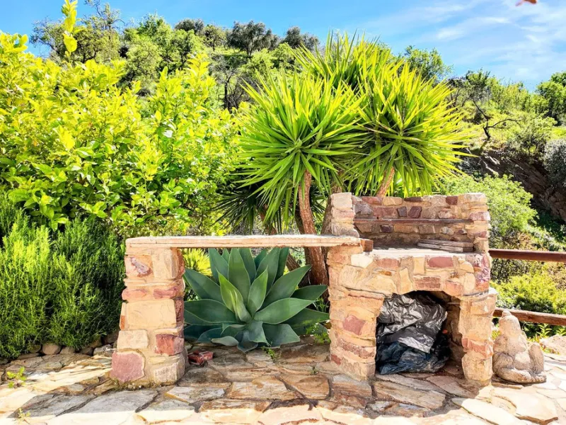 This charming property features a spacious 3-bedroom, 1-bathroom house with two levels, located in the peaceful Barranco del Sol neighborhood. only 25 min drive to Malaga