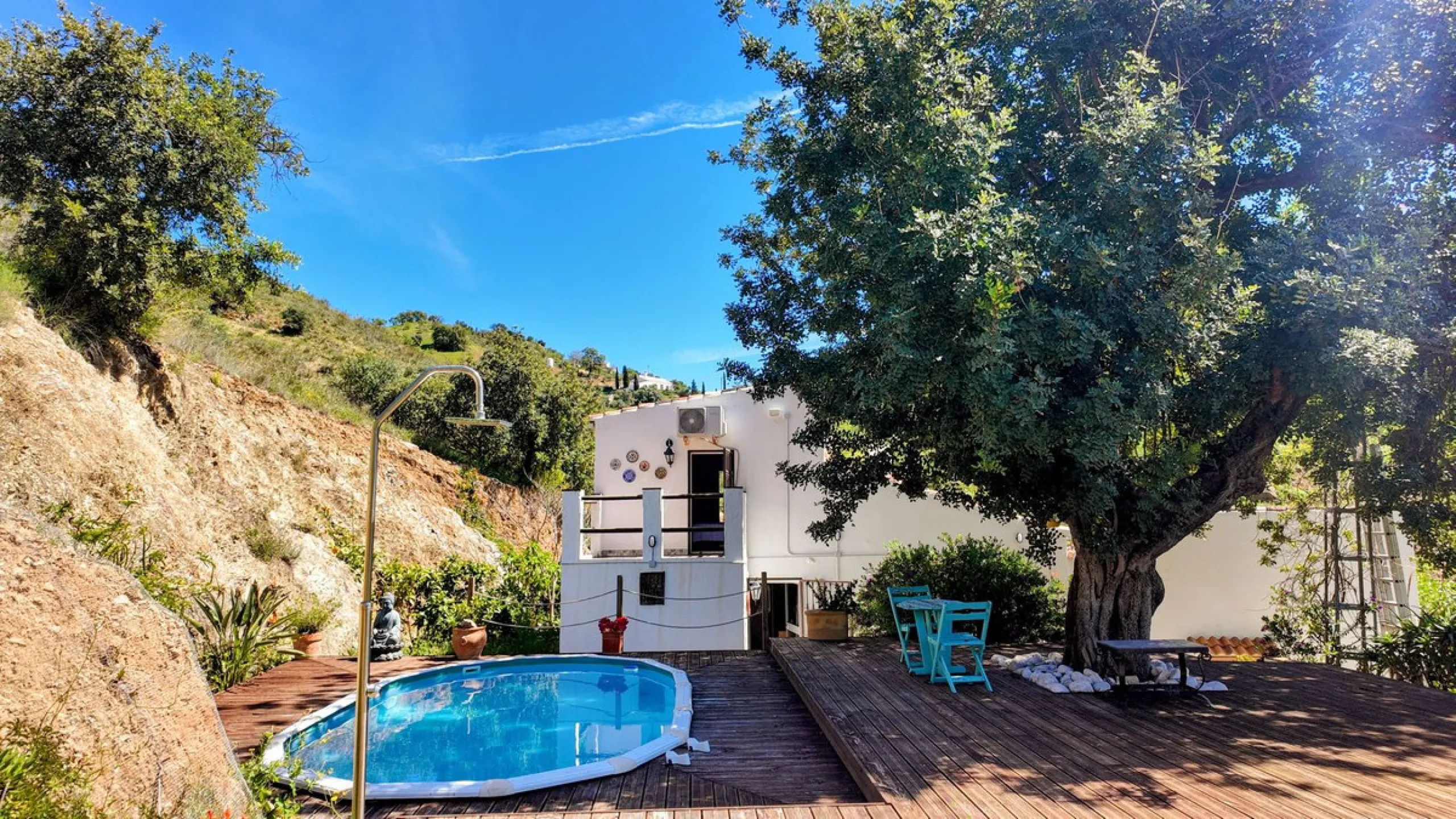 This charming property features a spacious 3-bedroom, 1-bathroom house with two levels, located in the peaceful Barranco del Sol neighborhood. only 25 min drive to Malaga
