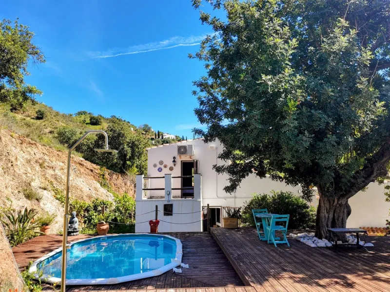 This charming property features a spacious 3-bedroom, 1-bathroom house with two levels, located in the peaceful Barranco del Sol neighborhood. only 25 min drive to Malaga