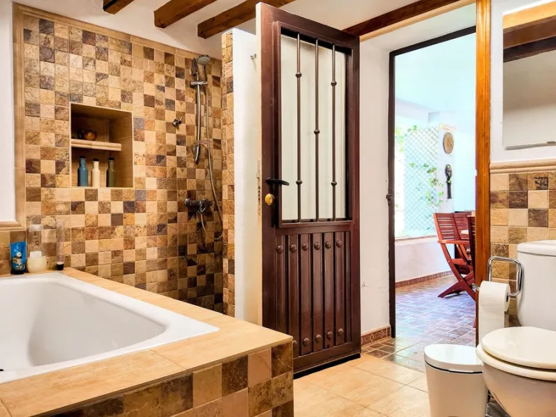 This charming property features a spacious 3-bedroom, 1-bathroom house with two levels, located in the peaceful Barranco del Sol neighborhood. only 25 min drive to Malaga