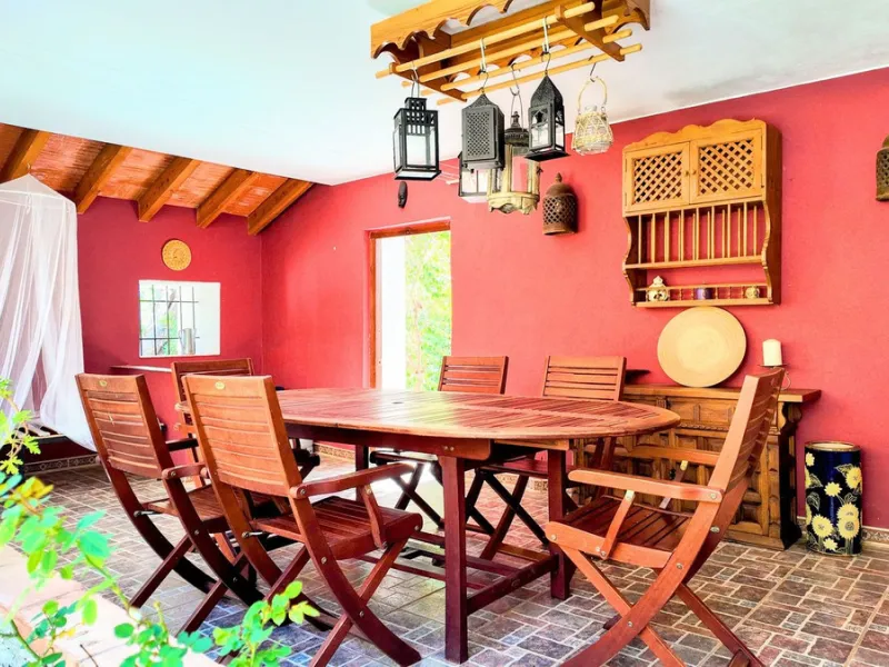 This charming property features a spacious 3-bedroom, 1-bathroom house with two levels, located in the peaceful Barranco del Sol neighborhood. only 25 min drive to Malaga