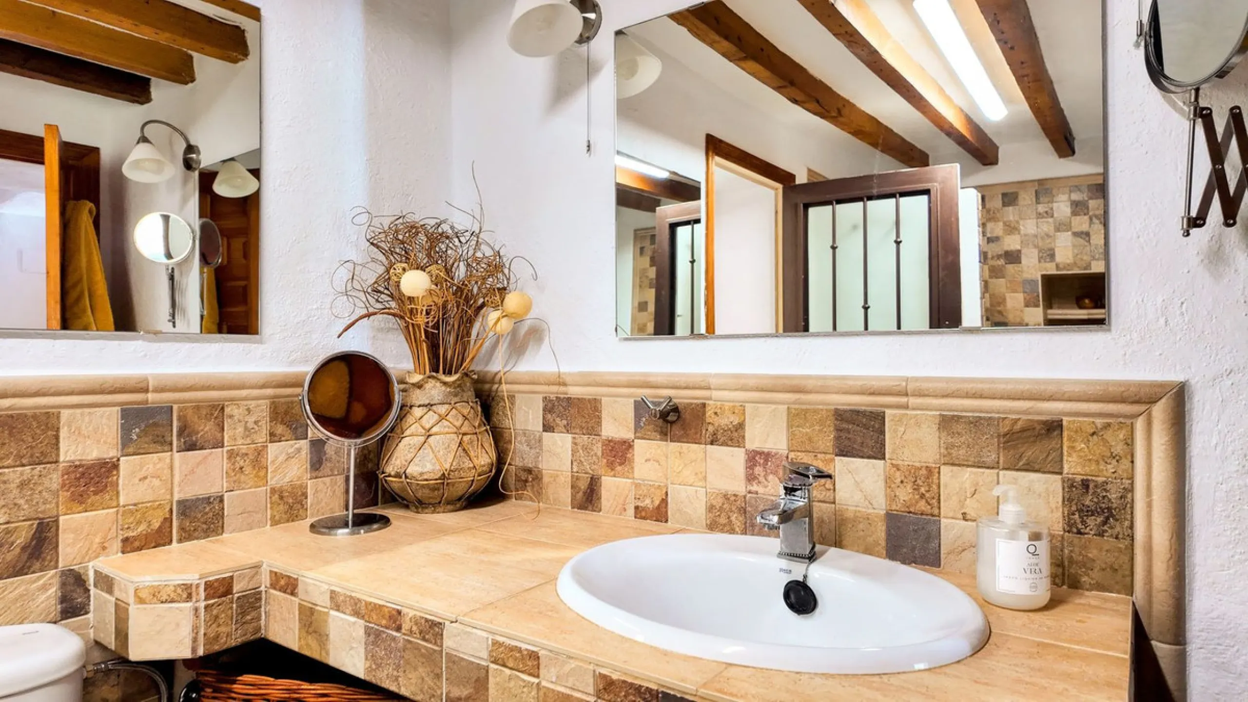 This charming property features a spacious 3-bedroom, 1-bathroom house with two levels, located in the peaceful Barranco del Sol neighborhood. only 25 min drive to Malaga