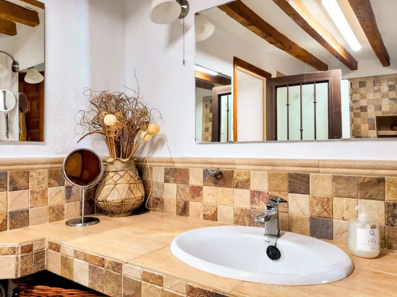 This charming property features a spacious 3-bedroom, 1-bathroom house with two levels, located in the peaceful Barranco del Sol neighborhood. only 25 min drive to Malaga