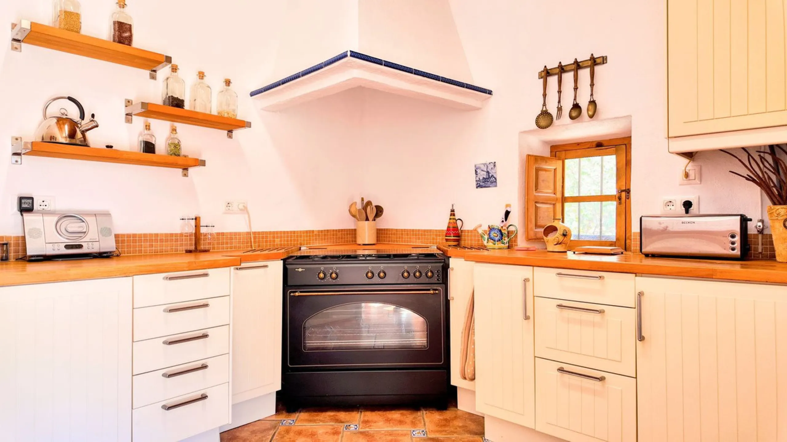 This charming property features a spacious 3-bedroom, 1-bathroom house with two levels, located in the peaceful Barranco del Sol neighborhood. only 25 min drive to Malaga