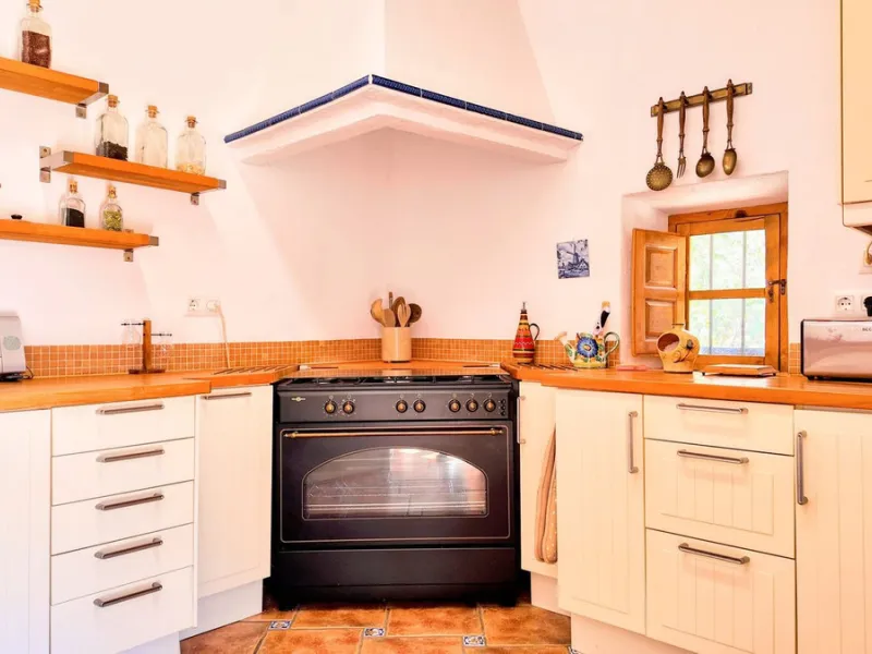 This charming property features a spacious 3-bedroom, 1-bathroom house with two levels, located in the peaceful Barranco del Sol neighborhood. only 25 min drive to Malaga