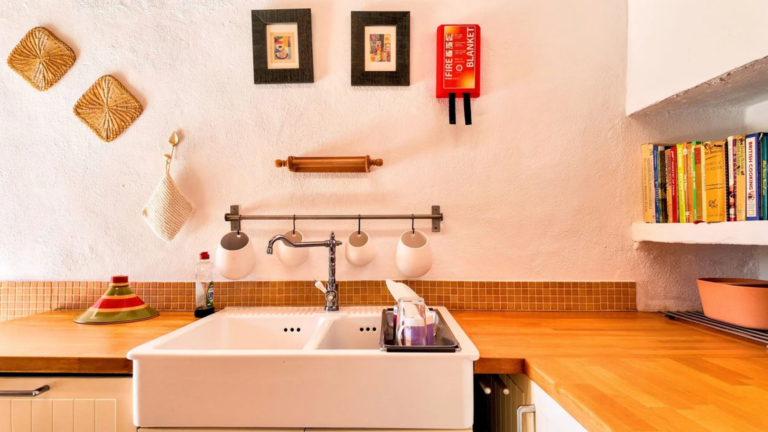 This charming property features a spacious 3-bedroom, 1-bathroom house with two levels, located in the peaceful Barranco del Sol neighborhood. only 25 min drive to Malaga