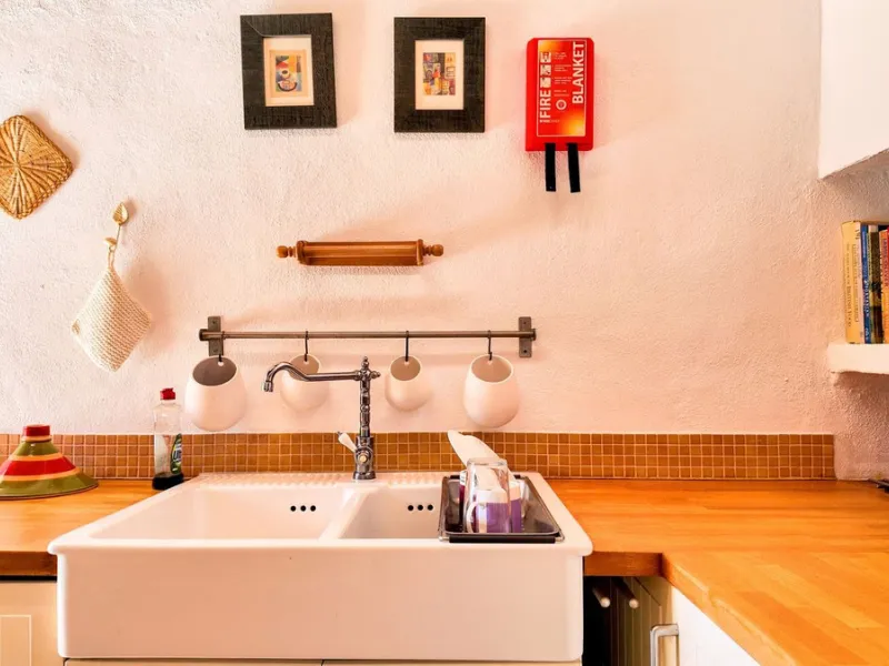 This charming property features a spacious 3-bedroom, 1-bathroom house with two levels, located in the peaceful Barranco del Sol neighborhood. only 25 min drive to Malaga