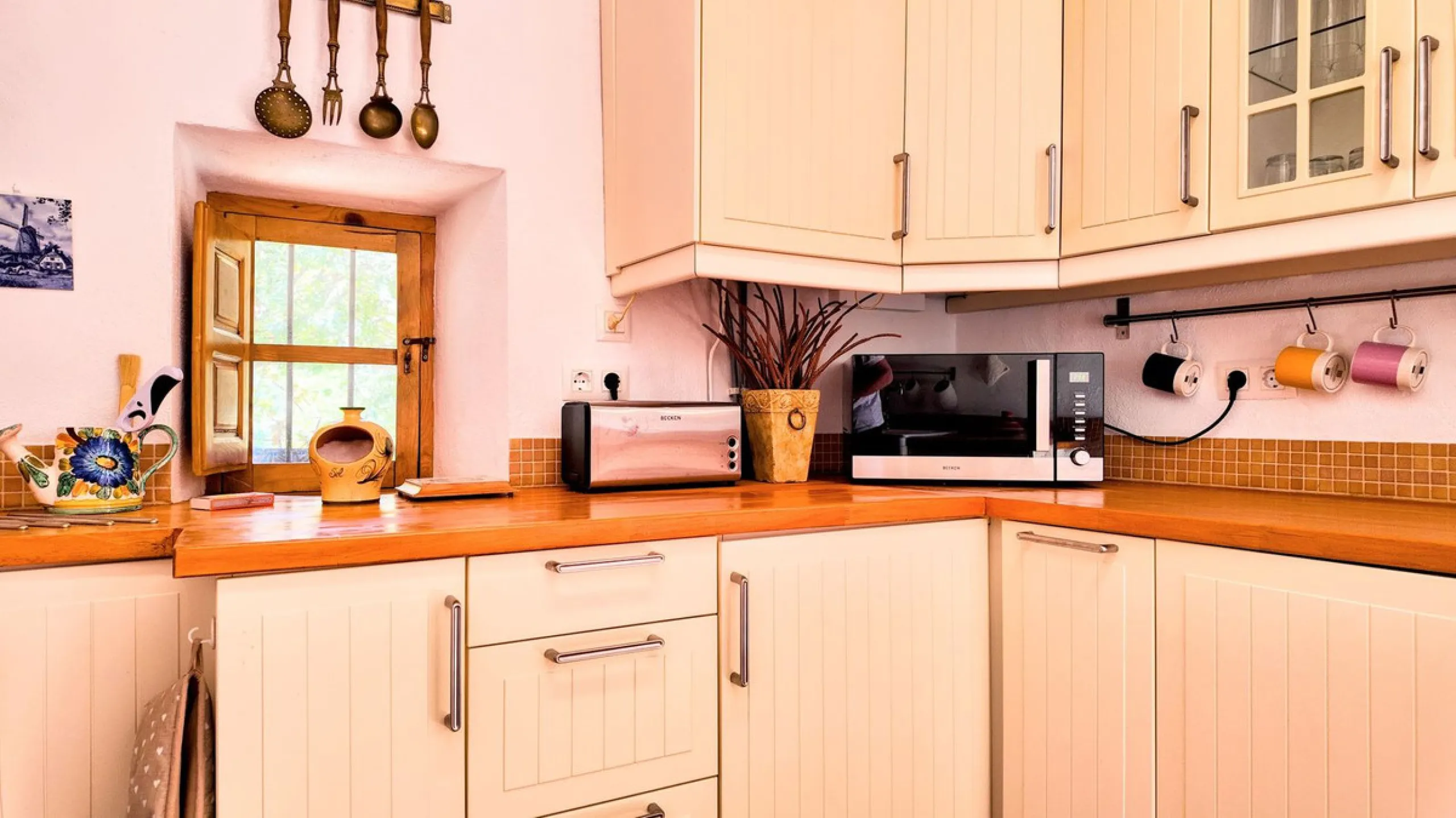 This charming property features a spacious 3-bedroom, 1-bathroom house with two levels, located in the peaceful Barranco del Sol neighborhood. only 25 min drive to Malaga