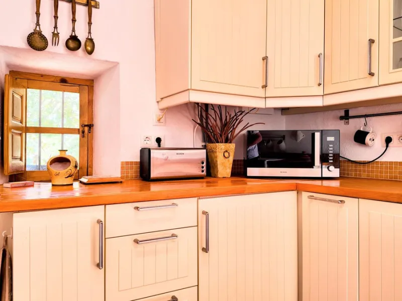 This charming property features a spacious 3-bedroom, 1-bathroom house with two levels, located in the peaceful Barranco del Sol neighborhood. only 25 min drive to Malaga