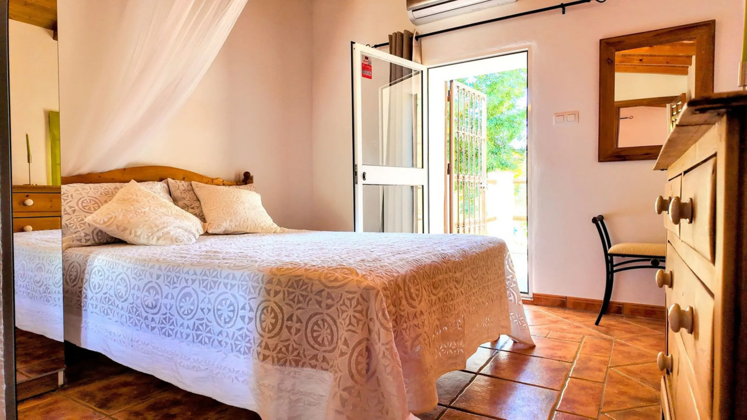 This charming property features a spacious 3-bedroom, 1-bathroom house with two levels, located in the peaceful Barranco del Sol neighborhood. only 25 min drive to Malaga