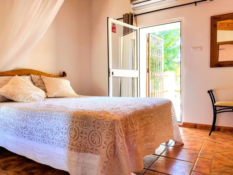 This charming property features a spacious 3-bedroom, 1-bathroom house with two levels, located in the peaceful Barranco del Sol neighborhood. only 25 min drive to Malaga