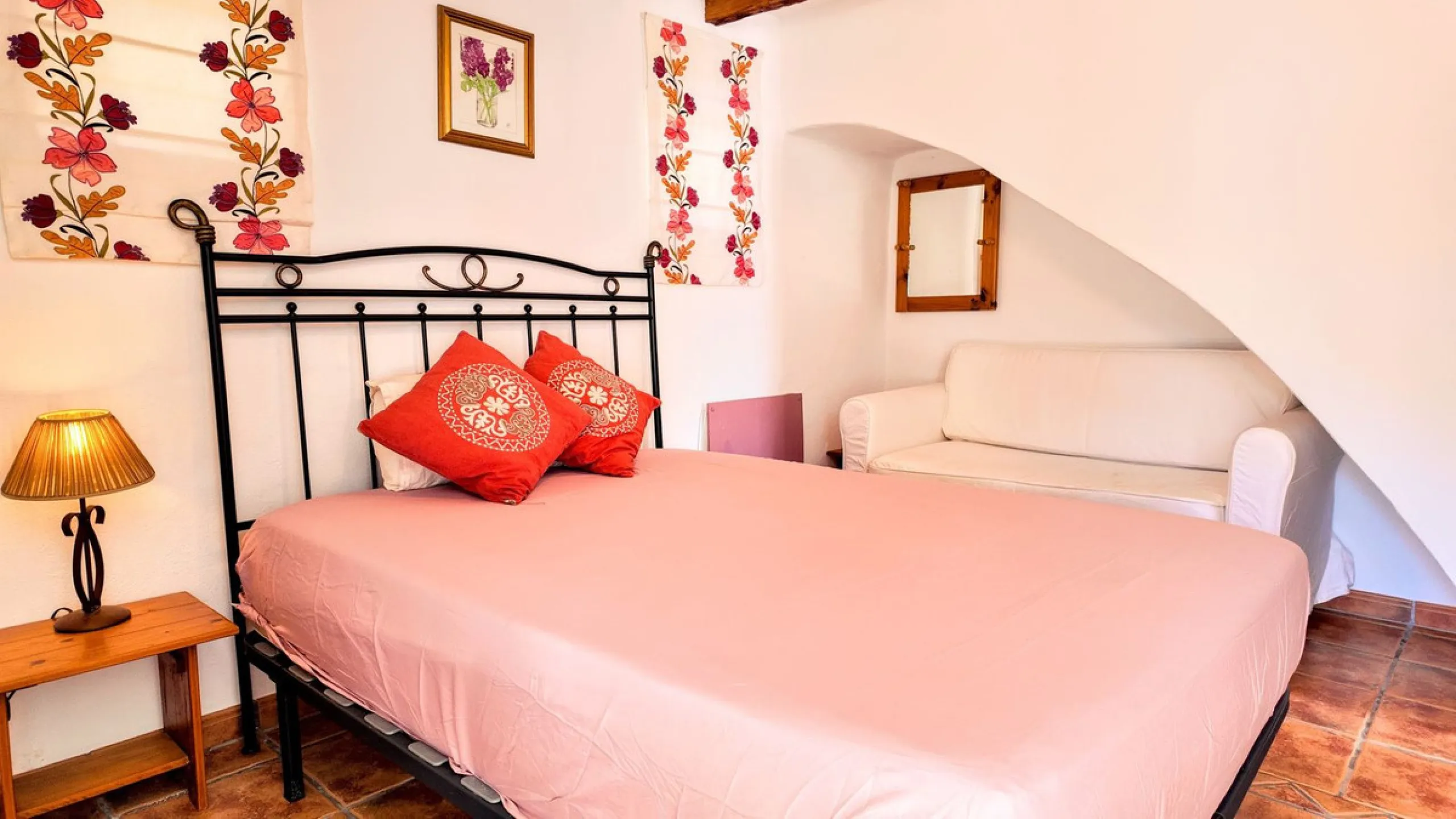 This charming property features a spacious 3-bedroom, 1-bathroom house with two levels, located in the peaceful Barranco del Sol neighborhood. only 25 min drive to Malaga